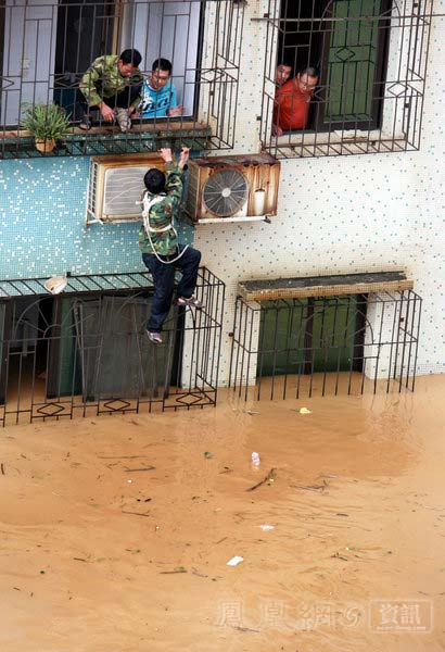 2009年7月4日，廣西柳州連日暴雨,，城區(qū)多條道路被淹,，許多房屋被泡在水中。
趕在水漲上來前拆空調(diào),。 