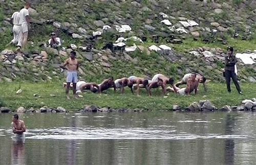 7月3日，一群只穿着短裤的朝鲜军人正在慈江道晩圃附近的鸭绿江堤坝做俯卧撑。上官也只穿着短裤，预计他们是在做运动。旁边有一位女军人抄手站立，其景象别具一格。