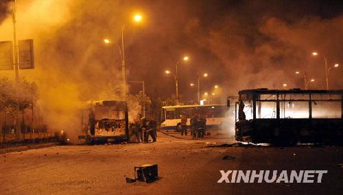 乌鲁木齐发生暴乱事件 已致140人死亡！_图1-2
