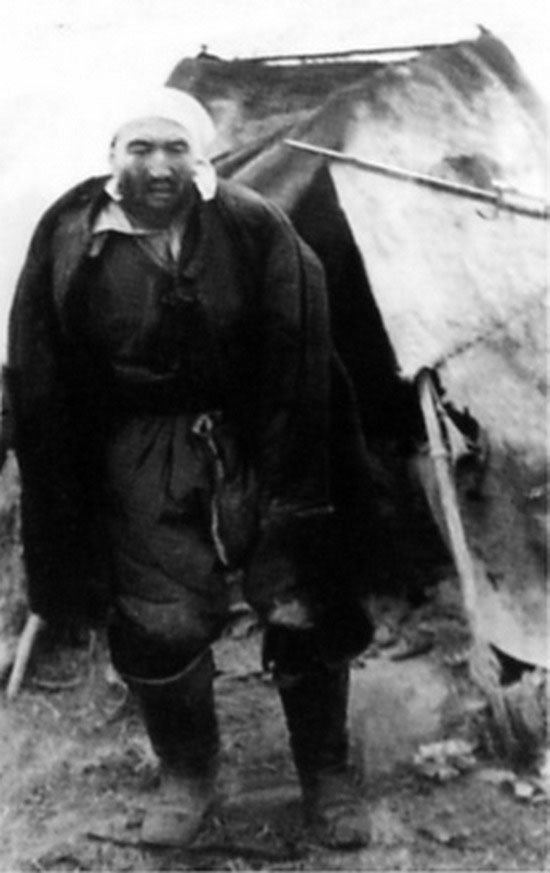 1951年2月19日，匪首乌斯满被甘肃敦煌海子人民解放军第三军部队活捉
