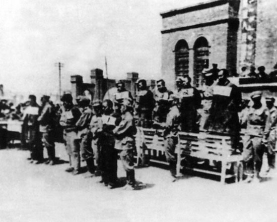 1951年4月29日，乌鲁木齐各族群众8万余人在人民广场举行公审大会，审判匪首乌斯满及杀害陈潭秋等共产党人的凶手李英奇等，并于当日执行枪决。 

