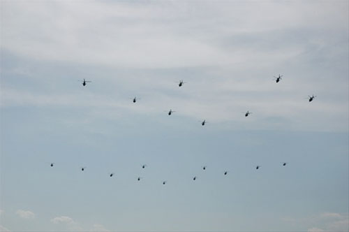 7月4日，直升机大编队在北京上空进行彩排演练。