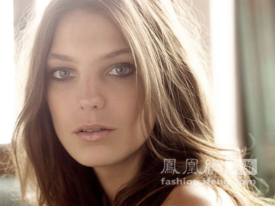 达莉亚-沃波依 (Daria Werbowy) 还拥有健美匀称的身材，古铜色的肌肤……这一切让她始终散发出独特的气质。 