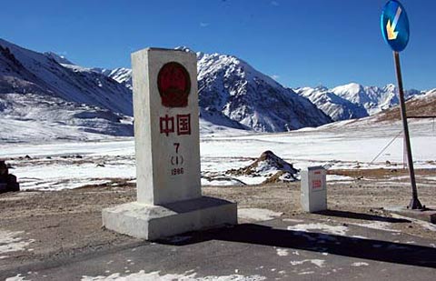 红其拉甫山口的中国界碑.孟祥麟摄影