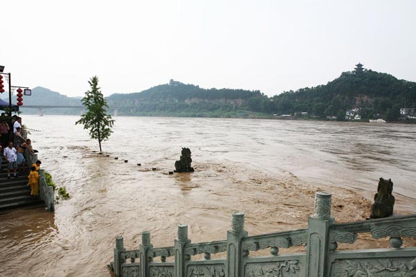 四川多地遭暴雨洪灾 阆中古城江堤被淹没[图集]