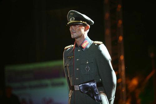 罗马尼亚一市长穿纳粹军装走秀被起诉[图]