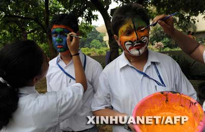 7月28日,在印度首都新德里,学生们化妆成老虎的脸谱.