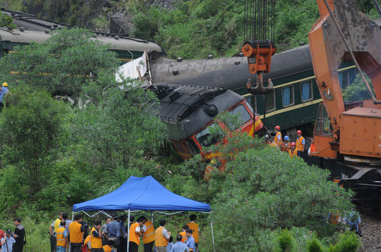 焦柳线发生旅客列车颠覆事故 广西自治区主席赶赴现场