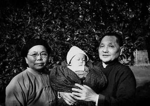 图文:邓小平夫妇和邓先群的儿子丁丁在一起