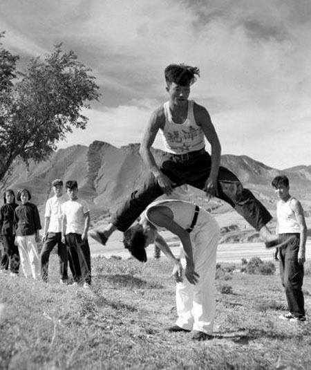 中国50年代老照片:年轻人在农村丰富多彩的体