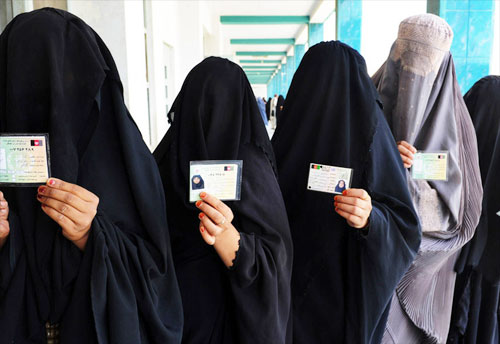阿富汗妇女蒙面参加总统大选投票组图