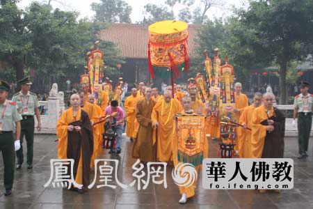 一诚长老抵达什邡罗汉寺为素全法师亲传沩仰心灯