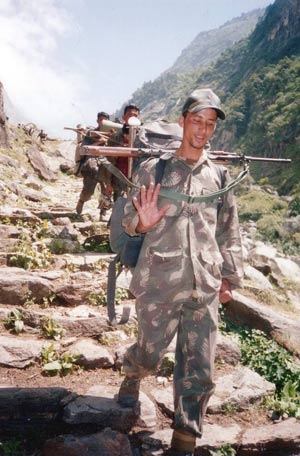 印藏边境警察部队士兵在印占藏南山地行军