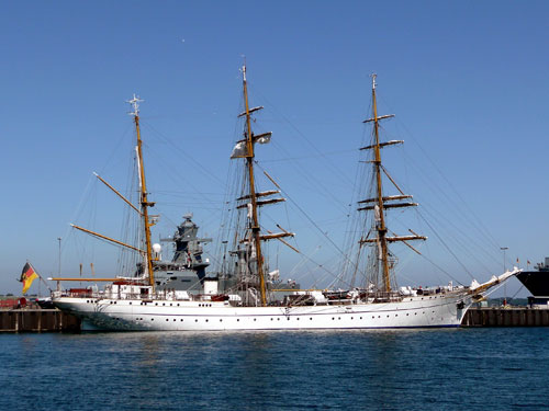 德国海军"戈尔希·福克"号风帆训练舰满载排水量2006吨.