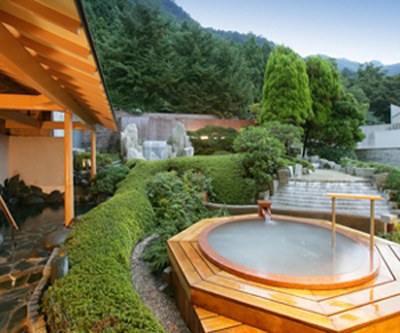 世界各地温泉小镇:日本温泉旅馆男女同时换池