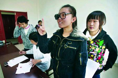 许多媒体更是以《实拍罕见的女兵体检全过程》为题转载这些图片