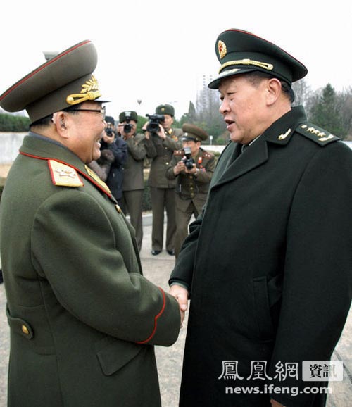 中国国防部长梁光烈和海军司令吴胜利也在东南