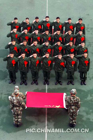 四川遂宁:武警退伍老战士向军旗做最后一次敬