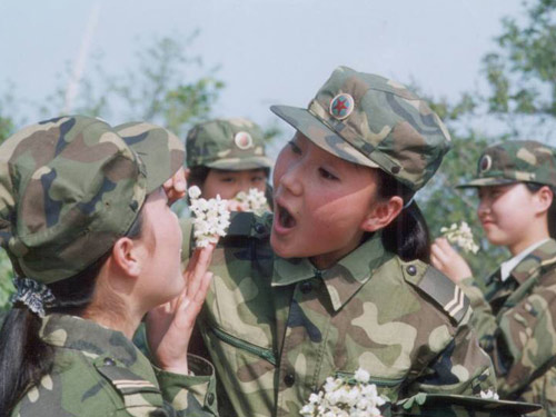 先俯卧撑后罚蹲 女兵是这样当的 新兵第一年都要干很多体力活