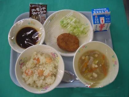 实拍日本学校食堂:看日本学生吃什么饭?(组图