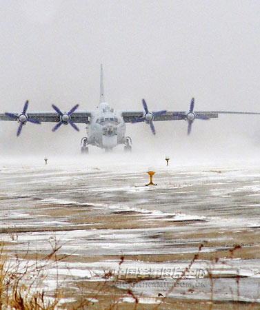 风雪中的北海舰队航空兵运八电子侦察机(图)