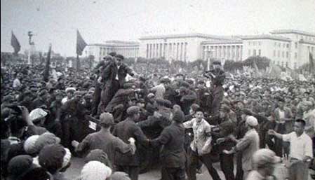 1966年:毛泽东座驾抛锚在天安门前
