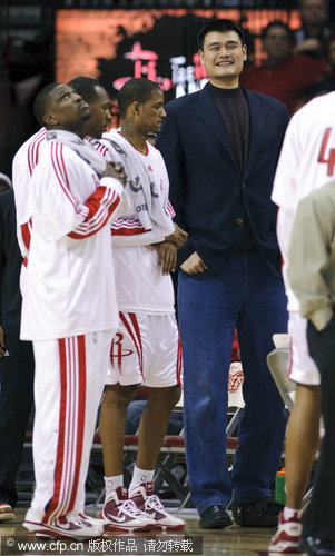 组图:火箭Vs老鹰 姚明归队现身赛场