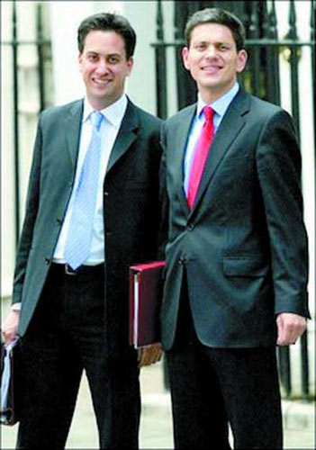 英国能源和气候变化大臣埃德·米利班德(左)与哥哥戴维·米利班德