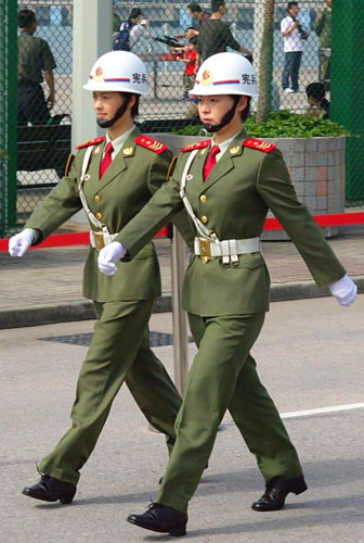 资料图:驻港部队的女宪兵(解放军标准军语中称"纠察",在驻港部队为