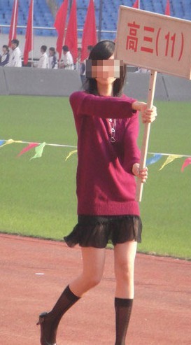 高中运动会曝"吊袜黑丝女" 网友质疑美育德育