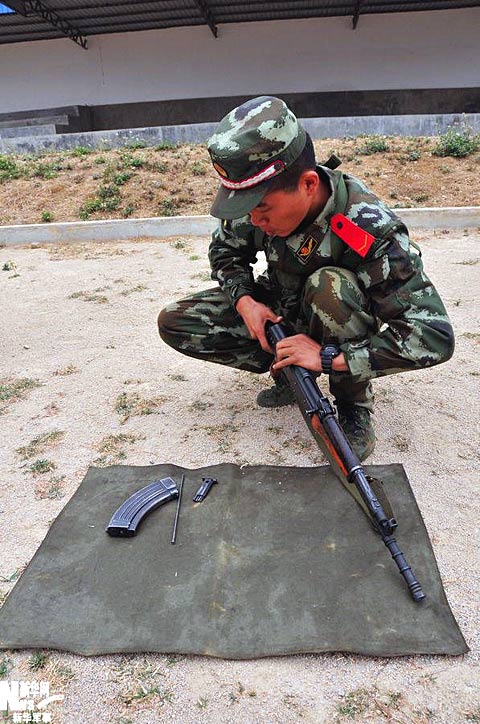 图解武警新兵拆解81-1式自动步枪全程