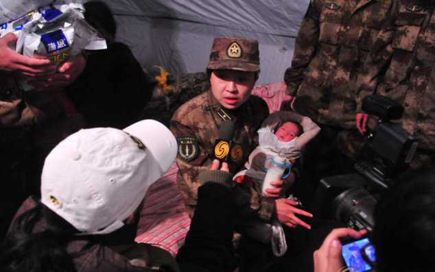 战士们给地震中最小的孤儿喂奶