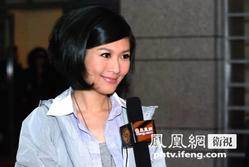 她在凤凰卫视中文台主持三档节目