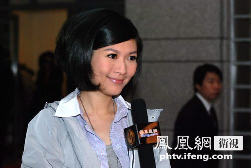 她在凤凰卫视中文台主持三档节目