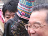 温家宝总理在北川吉娜羌寨看望灾区群众[图集]