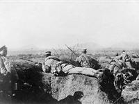 抗战：正面战场上的国民党士兵正在伏击日军