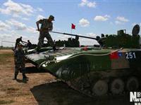 中方部队保养装甲车辆 为实兵演习做好充分准备