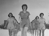 二战期间美国大学女生的冬季军训