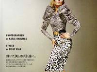 安雅-卢比可冷酷演绎《Vogue》日本版9月号时尚大片