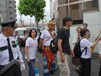 高金素梅率台湾原住民到慰灵纪念会场外声援