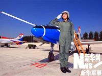 中国空军首批战斗机女飞行员携新飞行装具亮相(组图)