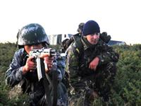 中国山地部队在罗马尼亚进行联训 使用AK-74步枪