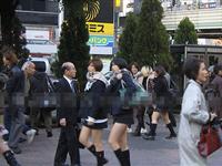爱美的极限 日本女孩冬天也穿超短裙