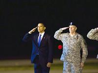奥巴马凌晨抵达空军基地 迎接在阿阵亡美军(组图) 