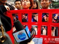 各地受害者聚集谢才萍案庭审法院外控诉黑势力罪行