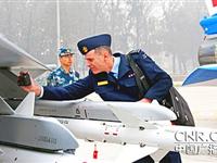 各国空军代表团参观中国空军武器装备