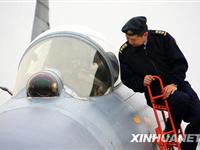 32国空军代表参观中国济南军区某航空兵师(组图)