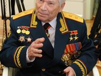 “AK-47之父”迎来90岁生日 俄总统亲自敬酒祝寿