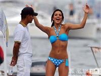 09哥伦比亚小姐选举在即 佳丽登上游艇展现美姿