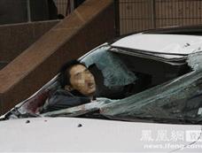 上海一男子28楼跳下砸坏轿车后身亡[图集]
